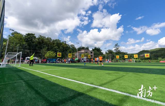 蓝天之下,绿茵之上。