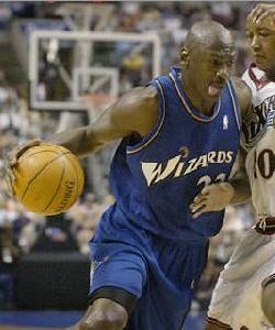 篮球运球时翻腕了,算不算是犯规呢?