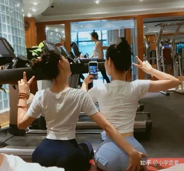 他被一美女拉进健身房,免费体验了一节私教