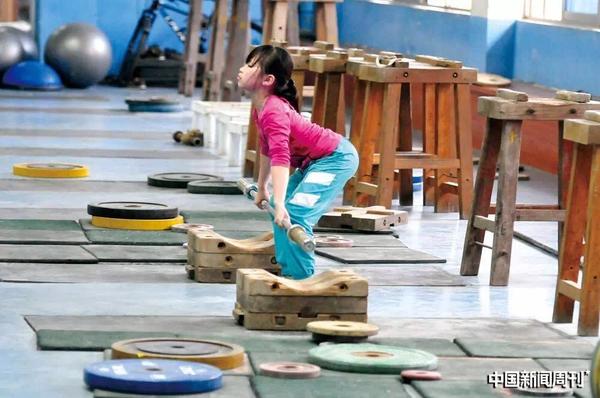 “举重之乡”小镇石龙:为改变命运将孩子送